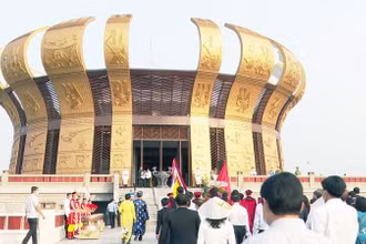 Lãnh đạo và nhân dân vào Đền thờ các Vua Hùng dâng hương tưởng nhở tổ tiên. 