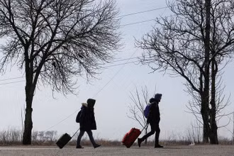 Người dân Ukraine sơ tán khỏi thành phố Mariupol ngày 20/3/2022. (Ảnh: Reuters)