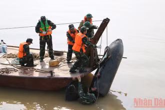 Tháng 6/2020, Bộ Tư lệnh Thủ đô đã trục vớt thành công quả bom dài 1,6 m dưới sông Hồng, gần cầu Long Biên, Hà Nội.