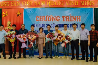 Trao tặng xe cứu thương cho ông Đặng Quang Thông và Hội Bảo trợ bệnh nhân nghèo Quảng Bình.