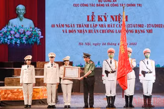 Thừa ủy quyền của Chủ tịch nước, Đại tướng Tô Lâm đã trao Huân chương Lao động hạng Nhì cho Nhà hát Công an Nhân dân. (Ảnh: QUANG VINH)