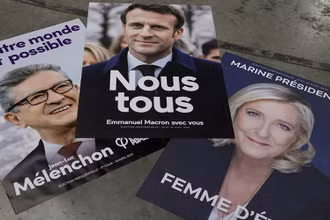 Poster tranh cử. Ảnh: REUTERS