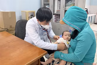 Đưa trẻ đi khám bệnh tại Trạm Y tế phường Trường Thọ, thành phố Thủ Đức, Thành phố Hồ Chí Minh.