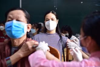 Tiêm vaccine ngừa Covid-19 cho người dân. (Ảnh: THÀNH ĐẠT)
