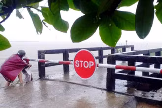 Tại khu vực vùng hạ lưu sông Ô Lâu, mưa lớn trong những ngày qua khiến nước sông dâng cao, nhiều tuyến đường ngập nặng. (ảnh: Trần Nam)