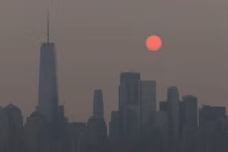 Khói mù mịt bao phủ thành phố New York, bang New York, Mỹ do cháy rừng, 21/7/2021. (Ảnh: Reuters)