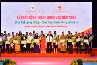 Chủ tịch nước Nguyễn Xuân Phúc và Trung ương Hội Chữ thập đỏ Việt Nam tặng hoa, Kỷ niệm chương ghi nhận tấm lòng của các tổ chức, cá nhân, nhà tài trợ cho chương trình.