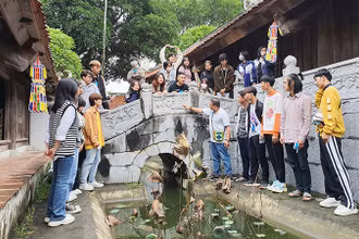 Trại sáng tác Mỹ thuật trẻ năm 2021 của tỉnh Bắc Ninh tổ chức cho các trại viên đi thực tế tại chùa Bút Tháp. (Ảnh: BTC)