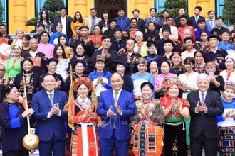 Chủ tịch nước Nguyễn Xuân Phúc gặp mặt Đoàn đại biểu già làng, trưởng bản, nghệ nhân người dân tộc thiểu số tiêu biểu. (Ảnh: TTXVN)