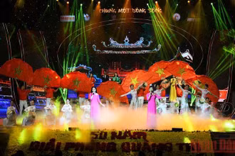 Tốp nữ Nhà hát nghệ thuật Đương đại Việt Nam biểu diễn ca khúc "Bonjour Vietnam". (Ảnh: THÀNH ĐẠT) 