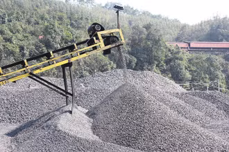 Sản xuất, chế biến than chất lượng cao tại Công ty Than Nam Mẫu. Ảnh: TKV