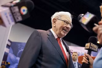 Tỷ phú Warren Buffett, người nắm quyền kiểm soát Tập đoàn Berkshire Hathaway Inc. (Ảnh: Reuters)