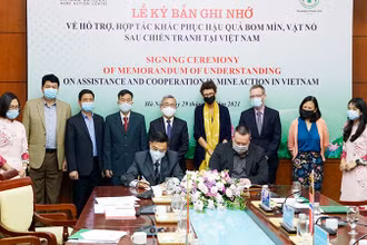 VNMAC ký Bản Ghi nhớ với Tổ chức viện trợ nhân dân Na Uy về hợp tác khắc phục hậu quả bom, mìn sau chiến tranh. (Ảnh: MINH ANH)
