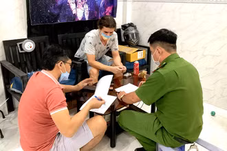 Công an phường Hàm Tiến làm việc với Shedko Dmitrii (mặc áo thun sáng) - đối tượng trồng, sản xuất, tàng trữ cần sa trái phép.
