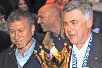 Ancelotti và Abramovich trong lễ ăn mừng chức vô địch Premier League 2009/10. (Ảnh: The Times)