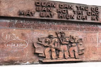Bức phù điêu ghi lại sự kiện lịch sử ngày 19/5/1967.