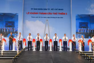 Các đại biểu thực hiện nghi thức khánh thành cầu Thủ Thiêm 2.