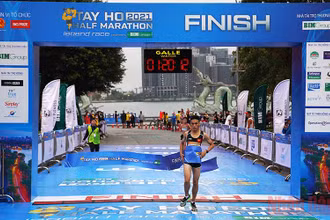 Nhà vô địch bán marathon nam Bùi Văn Dũng.