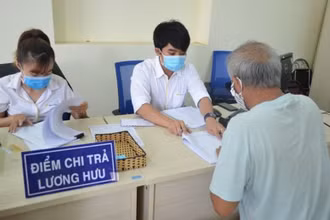 Cán bộ hưu trí nhận lương hưu trực tiếp tại một điểm chi trả trên địa bàn Thành phố.