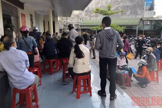 Người dân chờ đợi nộp hồ sơ đất đai tại Bộ phận tiếp nhận và trả kết quả giải quyết thủ tục hành chính thị xã Đức Phổ.