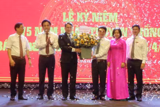 Thường trực Tỉnh ủy Khánh Hòa tặng hoa, chúc mừng 75 năm Ngày truyền thống Báo Khánh Hòa. (Ảnh: PHONG NGUYÊN)