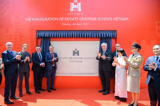 Nghị sĩ Graham Stuart, Đặc phái viên Thương mại của Thủ tướng Anh tại Việt Nam, Campuchia và Lào, và ông Gareth Ward, Đại sứ Anh tại Việt Nam khánh thành biển tên mới của trường Reigate Grammar Việt Nam. (ẢNH: THÀNH ĐẠT)
