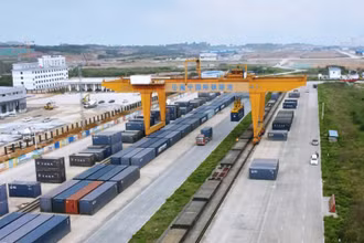 Các container hàng hóa liên vận tại Cảng đường sắt quốc tế Nam Ninh. (Ảnh: Nhân Dân Nhật báo)