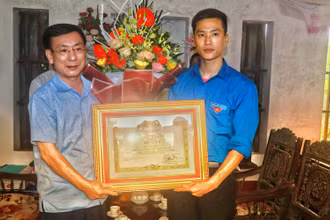 Chủ tịch UBND tỉnh Nam Định Phạm Đình Nghị trao cho anh Nguyễn Đức Chính Bằng khen của Thủ tướng Chính phủ vì hành động dũng cảm cứu người.