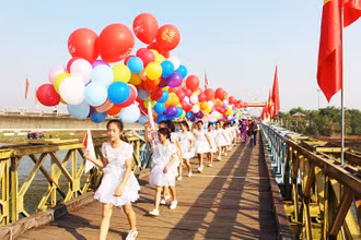 Di tích cầu Hiền Lương bắc qua sông Bến Hải, điểm đến của nhiều du khách trong và ngoài nước.