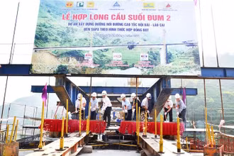 Lãnh đạo tỉnh Lào Cai, chủ đầu tư và đơn vị thi công thực hiện nghi thức hợp long cầu Suối Đum 2 trên cao tốc Lào Cai-Sa Pa.