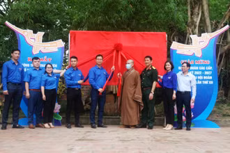Các đại biểu khánh thành công trình "Số hóa Di tích lịch sử quốc gia đặc biệt chùa Vĩnh Nghiêm”.