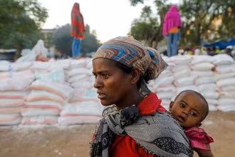 Người dân xếp hàng chờ nhận lương thực cứu trợ tại thị trấn Shire, vùng Tigray, Ethiopia. (Ảnh: Reuters)