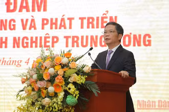 Đồng chí Trần Tuấn Anh, Ủy viên Bộ Chính trị, Trưởng ban Kinh tế Trung ương phát biểu chỉ đạo tại tọa đàm.