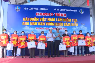 Bộ Tư lệnh Vùng 4 Hải quân tặng cờ Tổ quốc, quà, áo phao cho ngư dân thị xã Hoài Nhơn, tỉnh Bình Định.
