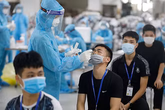 Lấy mẫu xét nghiệm Covid-19. (Ảnh: DUY LINH)