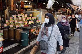 Người dân mua sắm tại 1 khu chợ gia vị ở Istanbul, Thổ Nhĩ Kỳ, ngày 9/9/2020. (Ảnh: Reuters)