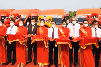 Lãnh đạo tỉnh Ninh Thuận cùng nhà đầu tư cắt băng khai trương tuyến xe buýt không trợ giá.