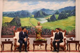 Tổng Bí thư, Chủ tịch nước Lào Thongloun Sisoulith (phải) tiếp đồng chí Đinh Tiến Dũng tại Trụ sở Trung ương Đảng NDCM Lào, chiều 4/4. (Ảnh: Xuân Sơn)