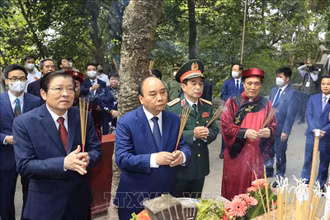 Chủ tịch nước Nguyễn Xuân Phúc cùng Lãnh đạo Đảng, Nhà nước dâng hương tại Lăng Vua Hùng. (Ảnh: Thống Nhất/TTXVN)