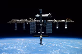 Hình ảnh Trạm vũ trụ quốc tế (ISS) do phi hành gia Pyotr Dubrov, thành viên phi hành đoàn Roscosmos chụp từ tàu vũ trụ Soyuz MS-19, công bố ngày 20/4. Ảnh: Roscosmos /Reuters.