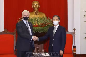 Trưởng Ban Kinh tế Trung ương Trần Tuấn Anh tiếp Phái viên Thương mại của Thủ tướng Anh Graham Stuart phụ trách Việt Nam, Lào và Campuchia. (Ảnh: Phương Hoa-TTXVN)