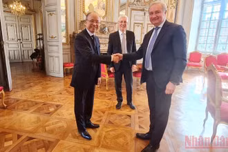 Ông Jean-Luc Moudenc, Thị trưởng TP Toulouse tiếp Đại sứ Đinh Toàn Thắng.
