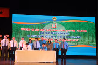Lãnh đạo Công đoàn Cao-su và Tập đoàn Công nghiệp Cao-su Việt Nam ký thỏa ước lao động.