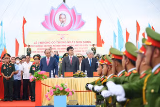Chủ tịch nước Nguyễn Xuân Phúc dự Lễ thượng cờ thống nhất non sông. (Ảnh: THÀNH ĐẠT)