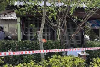 Công an phong tỏa hiện trường ngôi nhà ở Cái Đôi Vàm có 3 người tử vong vào sáng 5/4.
