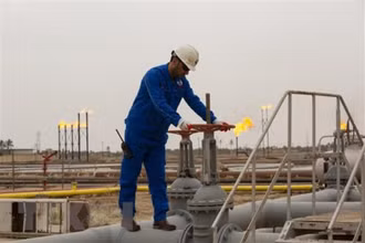 Công nhân điều khiển van đường ống dẫn khí tại giếng khí đốt tự nhiên Nahr Bin Omar ở thành phố cảng Basra, Iraq. (Ảnh: AFP/TTXVN)
