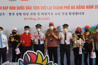 Chuyến bay đầu tiên đưa hơn 200 khách du lịch Hàn Quốc đến Đà Nẵng.