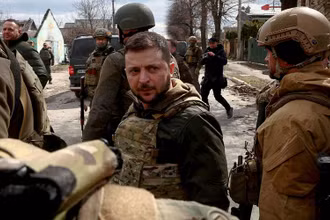 Tổng thống Zelensky được các quân nhân Ukraine bảo vệ khi ông tới khu vực Bucha, ngày 4/4. (Ảnh: Reuters)