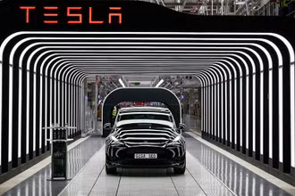 Sự lao dốc của cổ phiếu Tesla diễn ra trong bối cảnh thị trường đầy thách thức đối với nhiều mã cổ phiếu liên quan đến công nghệ. (Ảnh minh họa: Reuters)