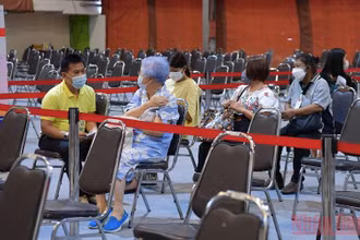 Người cao tuổi đi tiêm chủng tại điểm tiêm chủng Lat Phrao, thủ đô Bangkok. (Ảnh: NAM ĐÔNG)